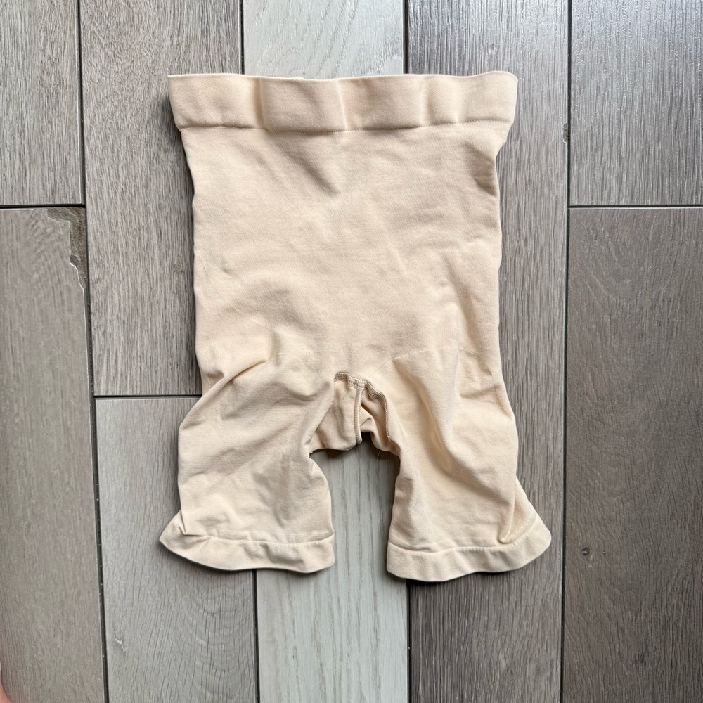 Skims seamless sculpt mid thigh shorts
